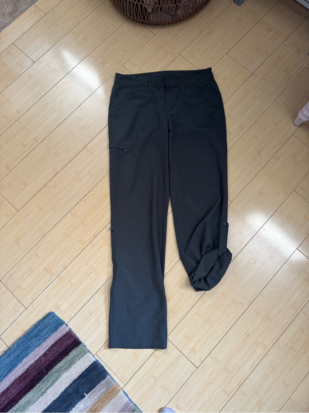 Women’s Eddie Bauer hiking cargo pants in GREAT condition, adjustable length